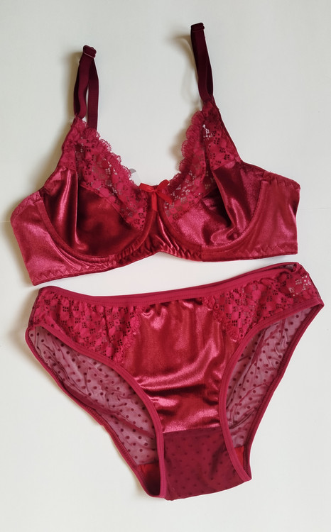 سوتین و شورت مخمل زرشکی